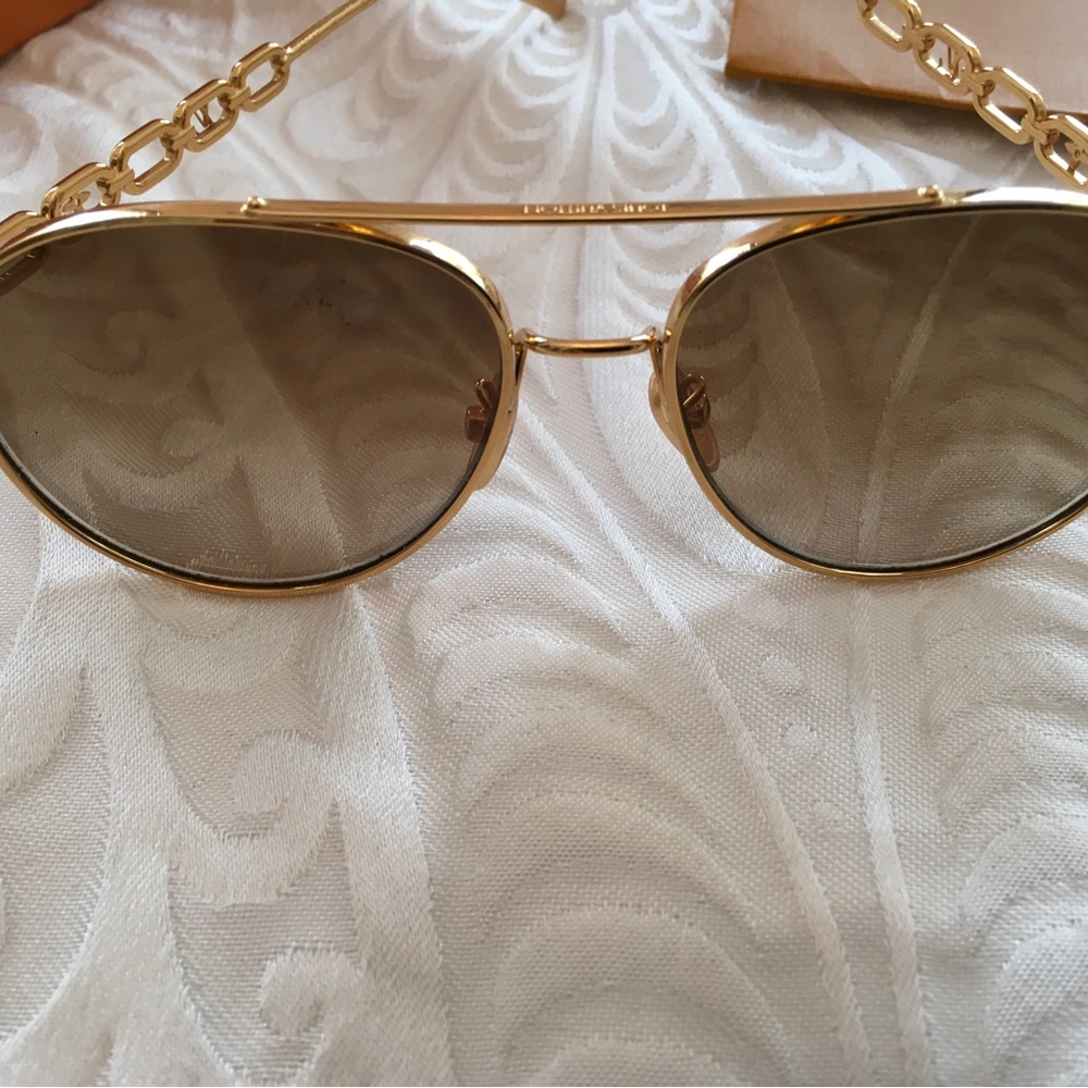 Louis Vuitton Authentic PilotGold Frame Brown Lens Sunglasses with Chain Temples - Picture 7 of 16